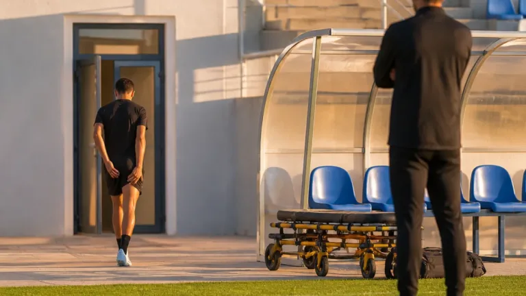 Bellerín causa preocupación en el Betis y Bernal se retira del entrenamiento antes del viaje a Balaídos