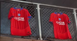 PSG: El PSG presenta su tercera equipación 2025-2026 al pie de los Campos Elíseos