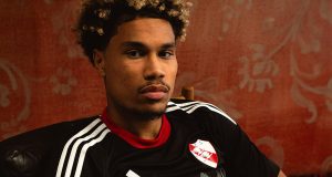 RC Estrasburgo: Inspirado en las cigüeñas, se revela la tercera equipación 2025-26