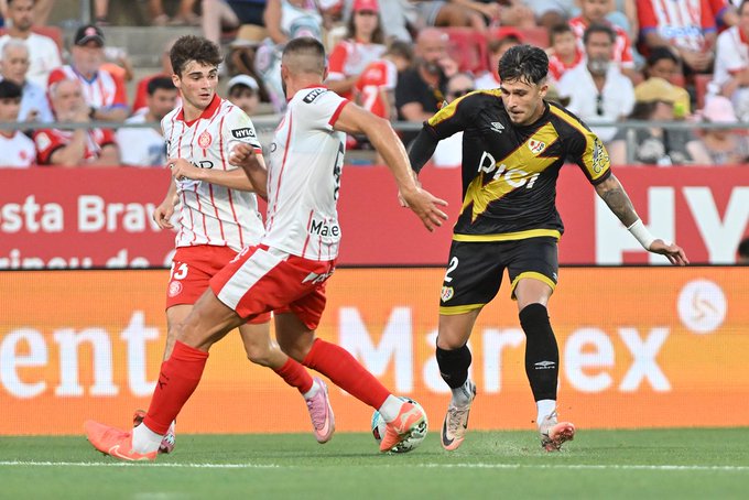 Ratiu attaque la défense de Girona.