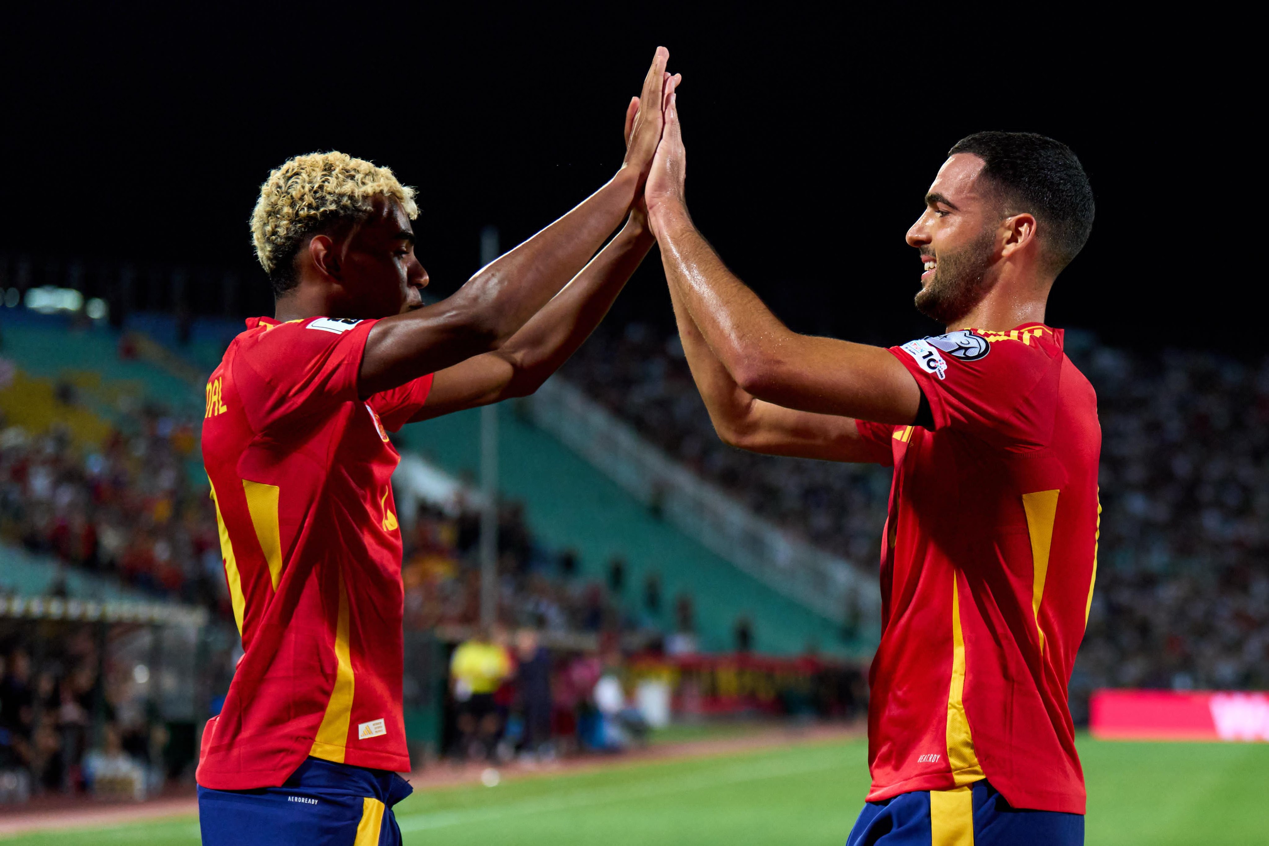 Lamine Yamal y Mikel Merino celebran el gol de córner.