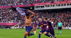 ¡Increíble! Ronald Araujo marca el gol decisivo en el derbi catalán